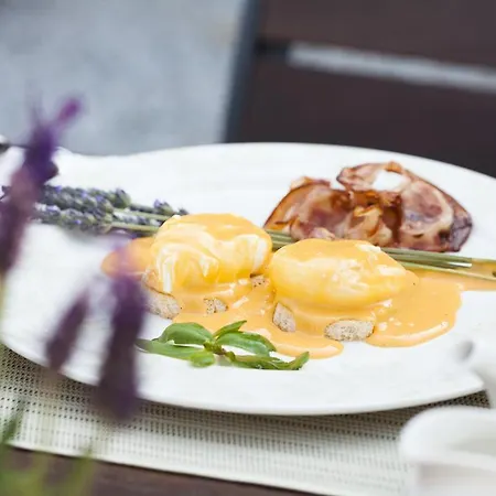 艾伊亚码头套房酒店 *