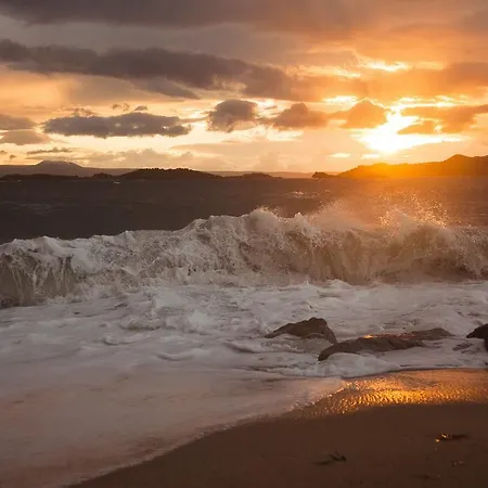 艾伊亚码头套房酒店