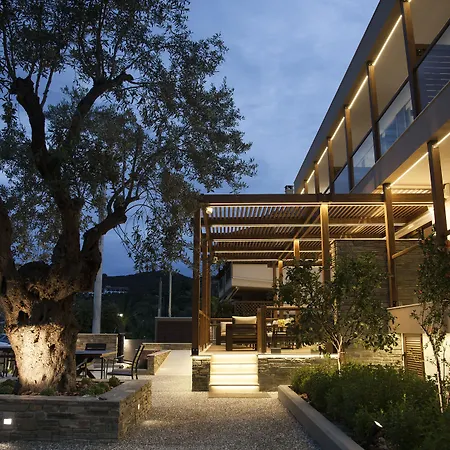 艾伊亚码头套房酒店 *